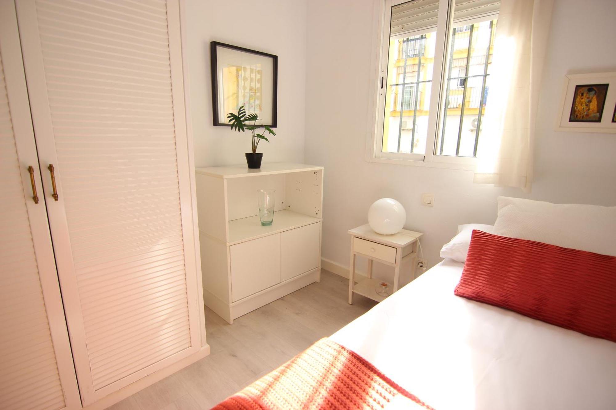 Rentalsevilla Espacioso Apartamento En La Alameda De Hercules Con Parking Bagian luar foto