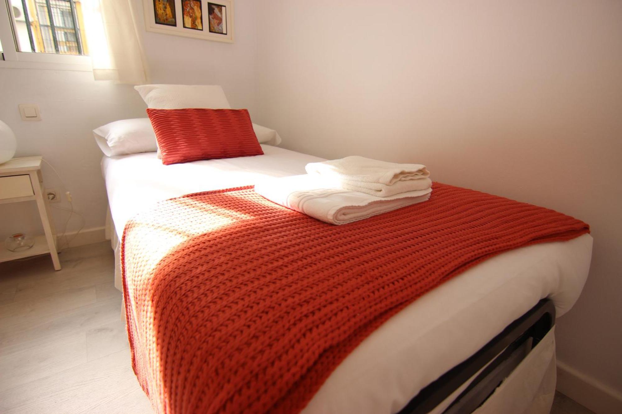 Rentalsevilla Espacioso Apartamento En La Alameda De Hercules Con Parking Bagian luar foto